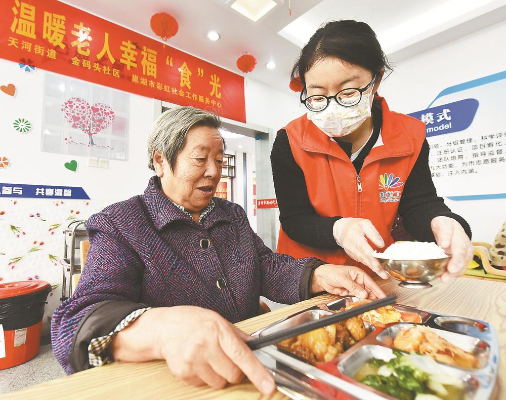 巢湖市天河街道金码头社区老年食堂,工作人员为老人配餐.