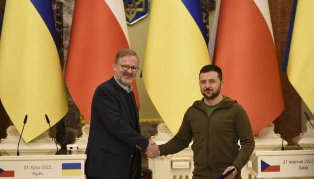 当地时间10月31日，菲亚拉和泽连斯基签署了关于乌克兰加入北约的联合声明。图自乌克兰国家通讯社