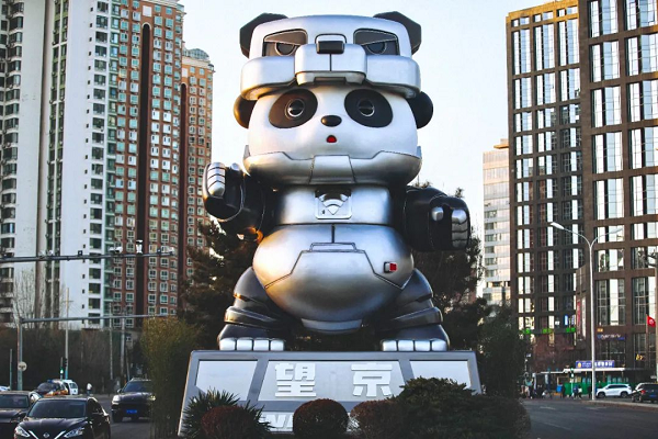 　　胖哒合金潮玩与巨型胖哒先锋艺术装置相得益彰