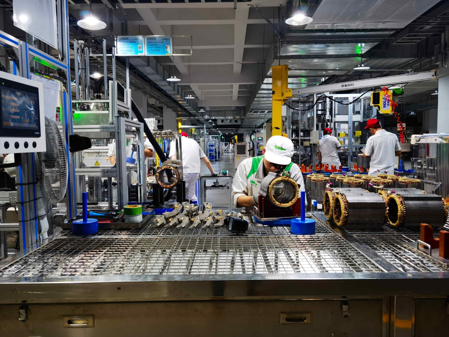 日本电产汽车马达(浙江)有限公司车间内,工人正在作业.
