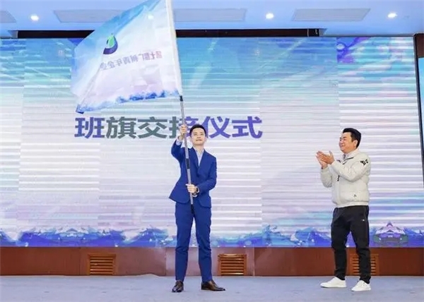　　王锐旭作为第七期代表学员接过班旗