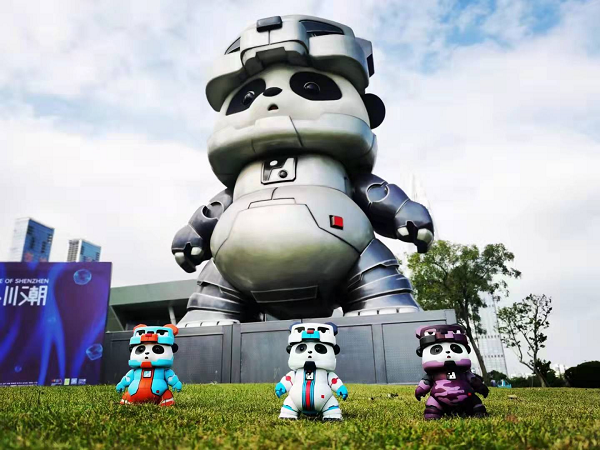 　　胖哒合金潮玩与巨型胖哒先锋艺术装置相得益彰
