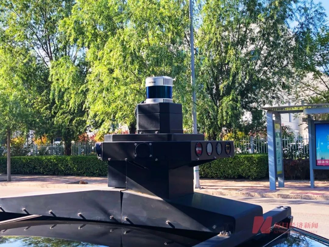 自动驾驶出租车顶的激光雷达组件 图片来源：每日经济新闻 资料图