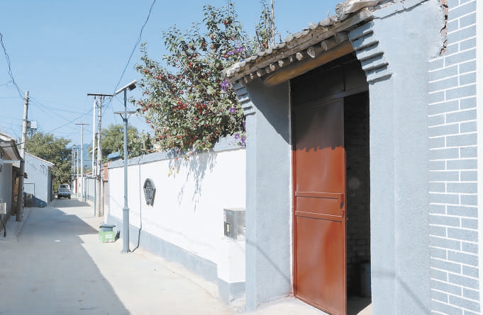 香营乡新庄堡村农户家门楼,院墙改造前(上),改造后(下). 香营乡供图