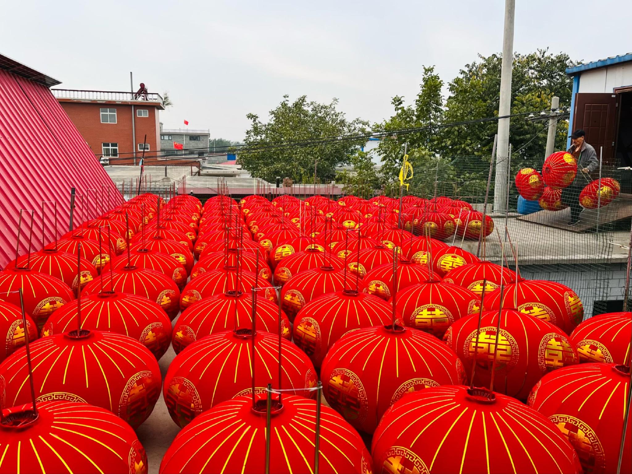 屯头村被誉为"中国宫灯第一村",已形成一条完整的宫灯产业链.