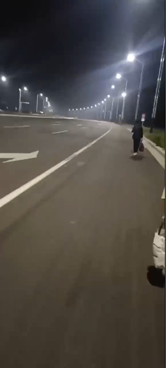 （李洁走在返乡路上 受访者供图）