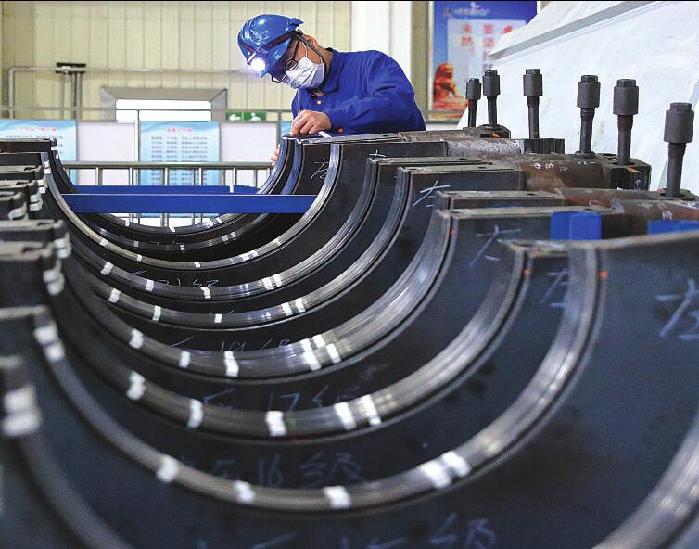 新华电厂进行汽轮机设备检修.申恩泉/摄