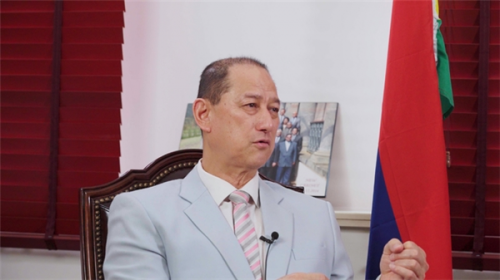 　　毛里求斯驻华大使王纯万