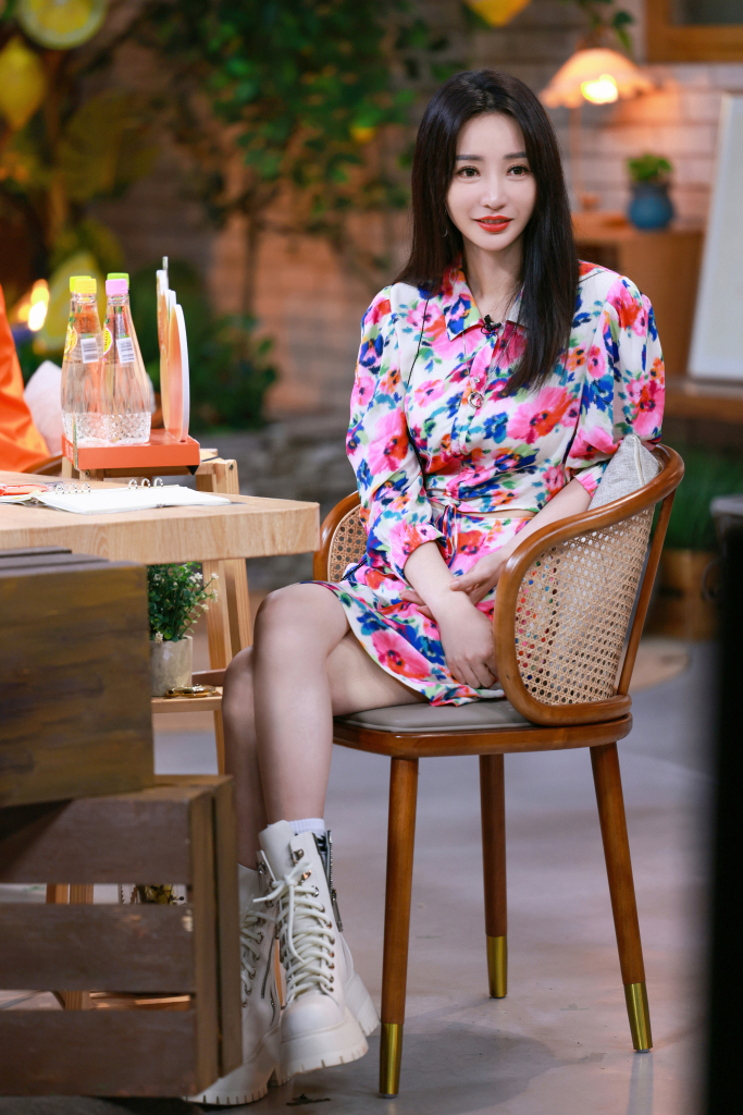 柳岩《相遇的夏天》综艺剧照 节目现场征友_高清图集_新浪网