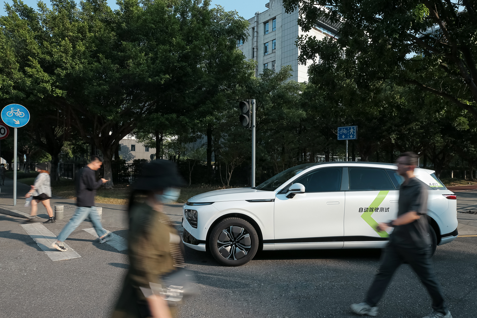 　　获智能网联汽车路测牌照的零改装量产车:小鹏G9
