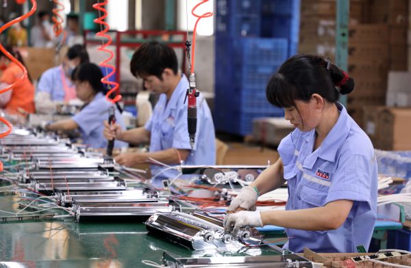 广东世联电器员工在电暖器生产线工作.(新华社发)