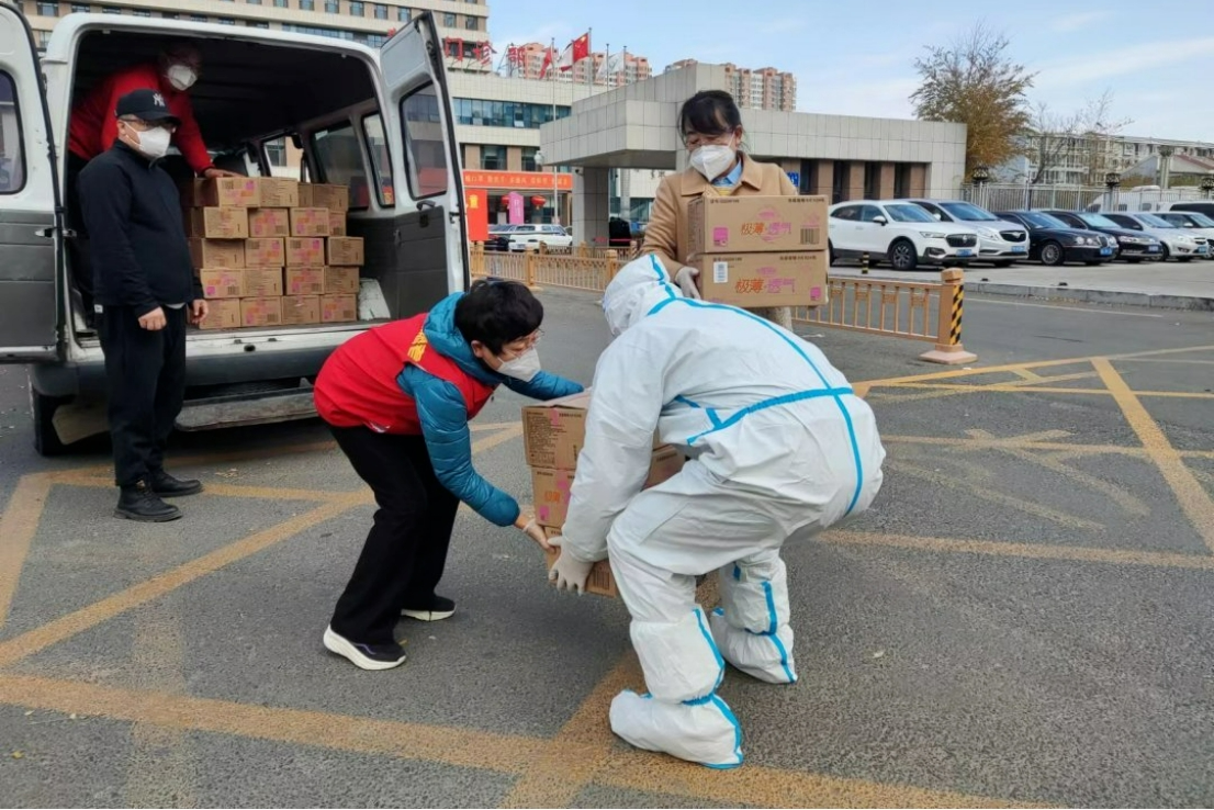 内蒙古:"娘家人"的"巾帼暖心包"送达抗疫一线女性
