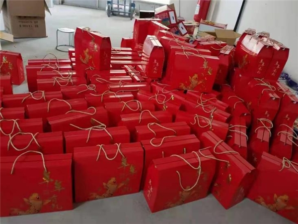 　　冯家沟村党员组织对农产品进行包装