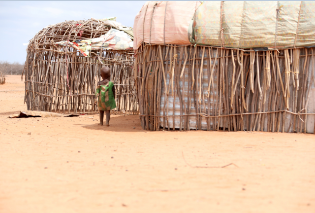 8月26日,一名儿童走在遭受旱灾的肯尼亚马萨比特郡莱萨米斯镇一干旱的