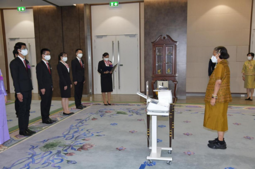 　　图：鱼跃医疗向泰国公主诗琳通捐赠电子血压计，公主现场体验
