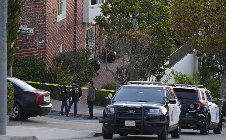 美国加利福尼亚州旧金山警方和FBI探员在佩洛西家附近调查。（资料图）