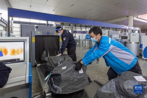11月1日，在上海虹桥站内货物专用安检口，铁路工作人员搬运通过安检的货物。新华社记者 王翔 摄