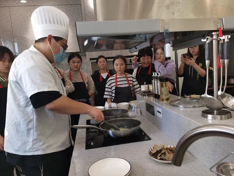 学校特意聘请厨师，给家政学专业的学生们展示中餐烹饪。