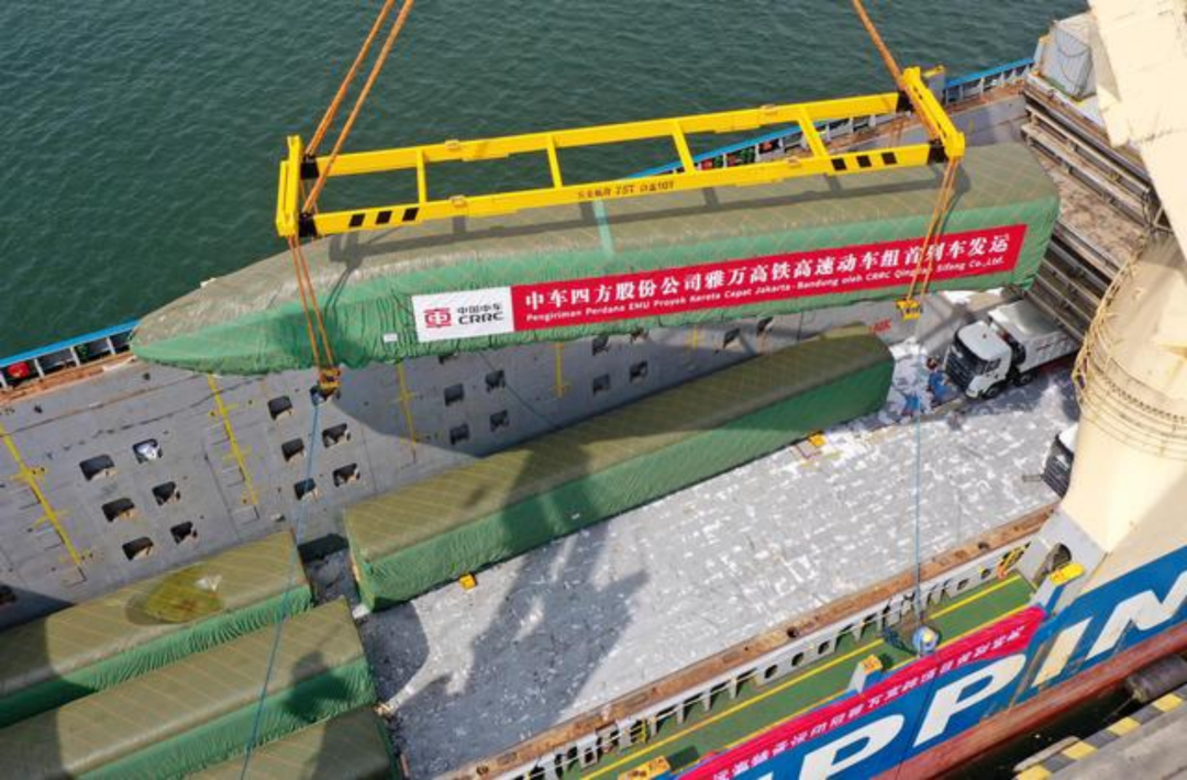  8月18日，雅万高铁高速动车组在青岛港装船启运