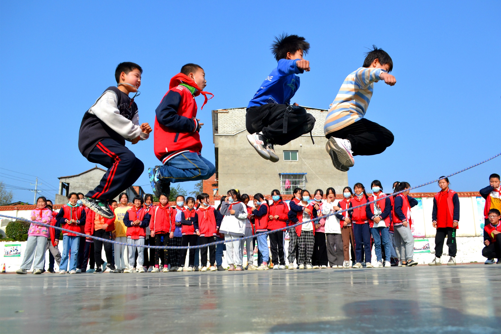 湖北省十堰市郧阳区柳陂镇中心小学学生在课间开心跳大绳.