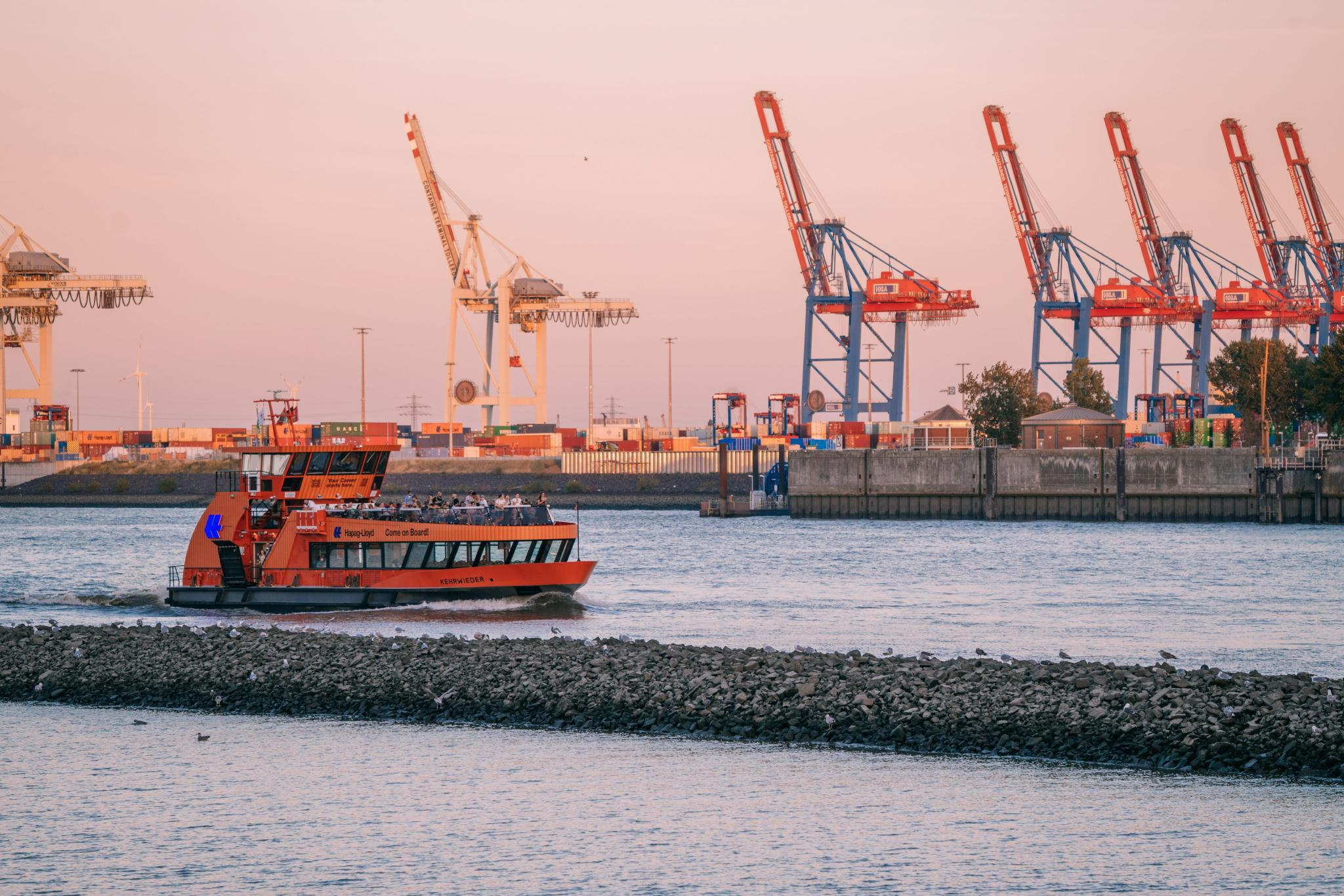 汉堡港位于德国北部易北河下游的右岸,是德国最大的港口.