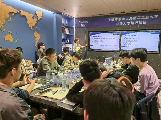 　　上海二工大视光学子们正在听课