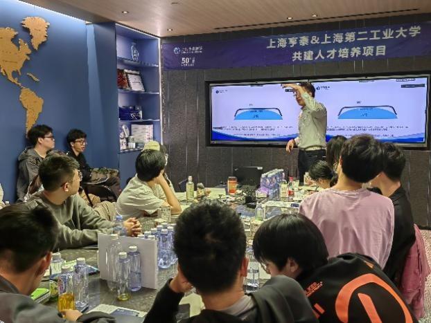 　　上海二工大视光学子们正在听课