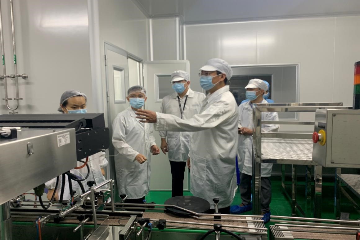 市场监管人员在保健食品生产企业生产车间检查。