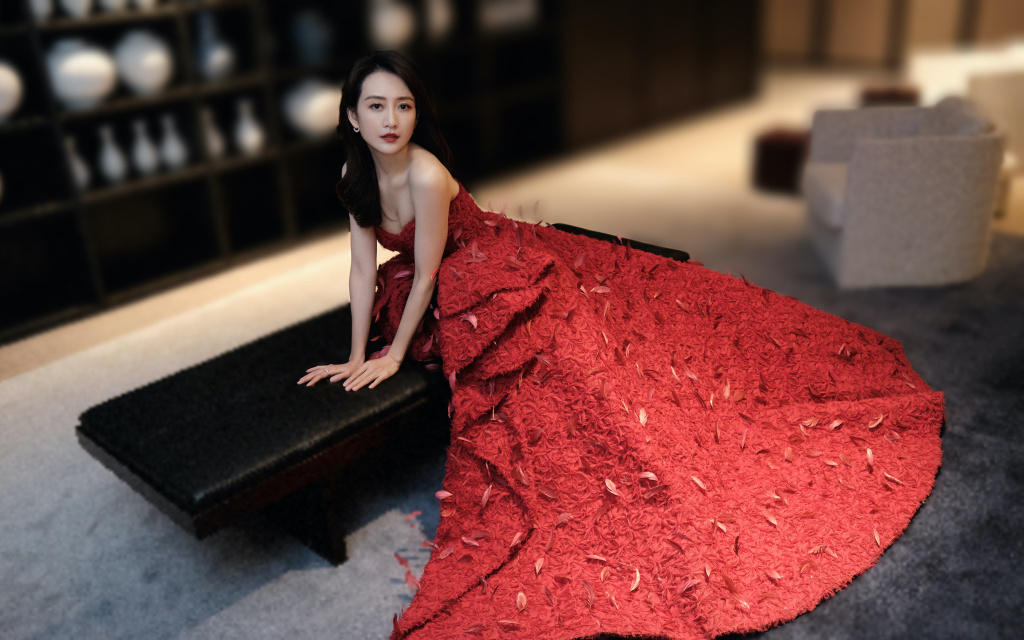王鸥拍摄抹胸红色羽毛礼服写真 出席第33届电视剧飞天奖颁奖礼_高清