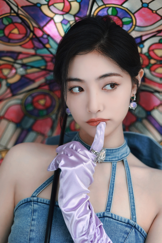 许佳琪蝴蝶结露背牛仔装写真曝光 甜辣风太绝了__财经头条