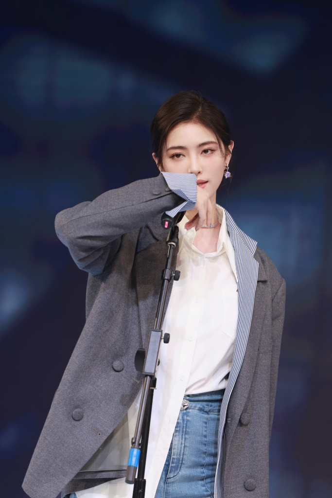 许佳琪发布新歌《漫》舞台首秀现场照 西装配牛仔裤帅气干练_高清图集