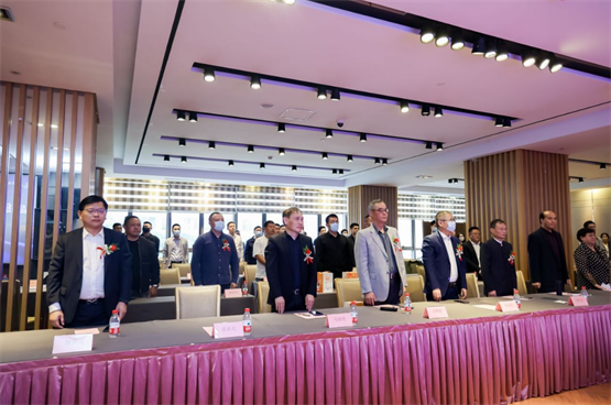 　　现场全体起立，奏唱国歌