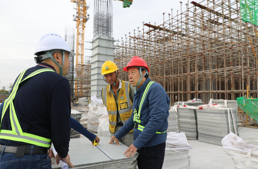 △集团董事局主席杨国强在项目现场了解新型塑料模板的使用情况