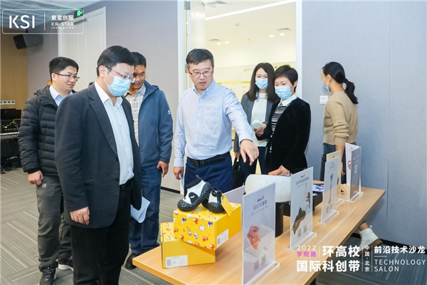 　　△ 与会领导嘉宾参观创新科技产品