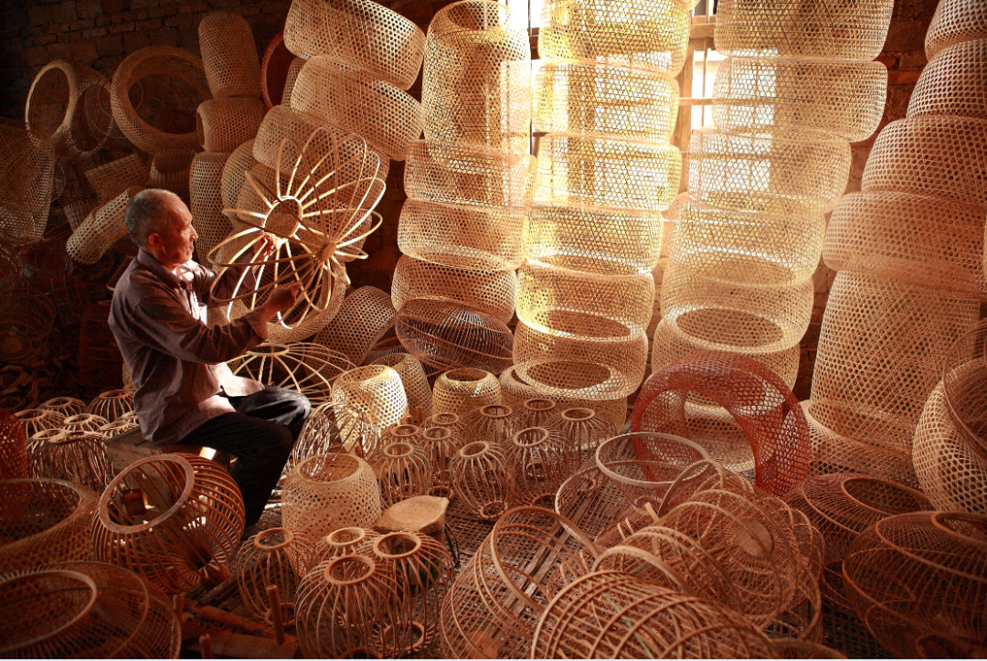 四川眉山民间艺人手工扎制竹灯笼.(来源:中国绿色时报)