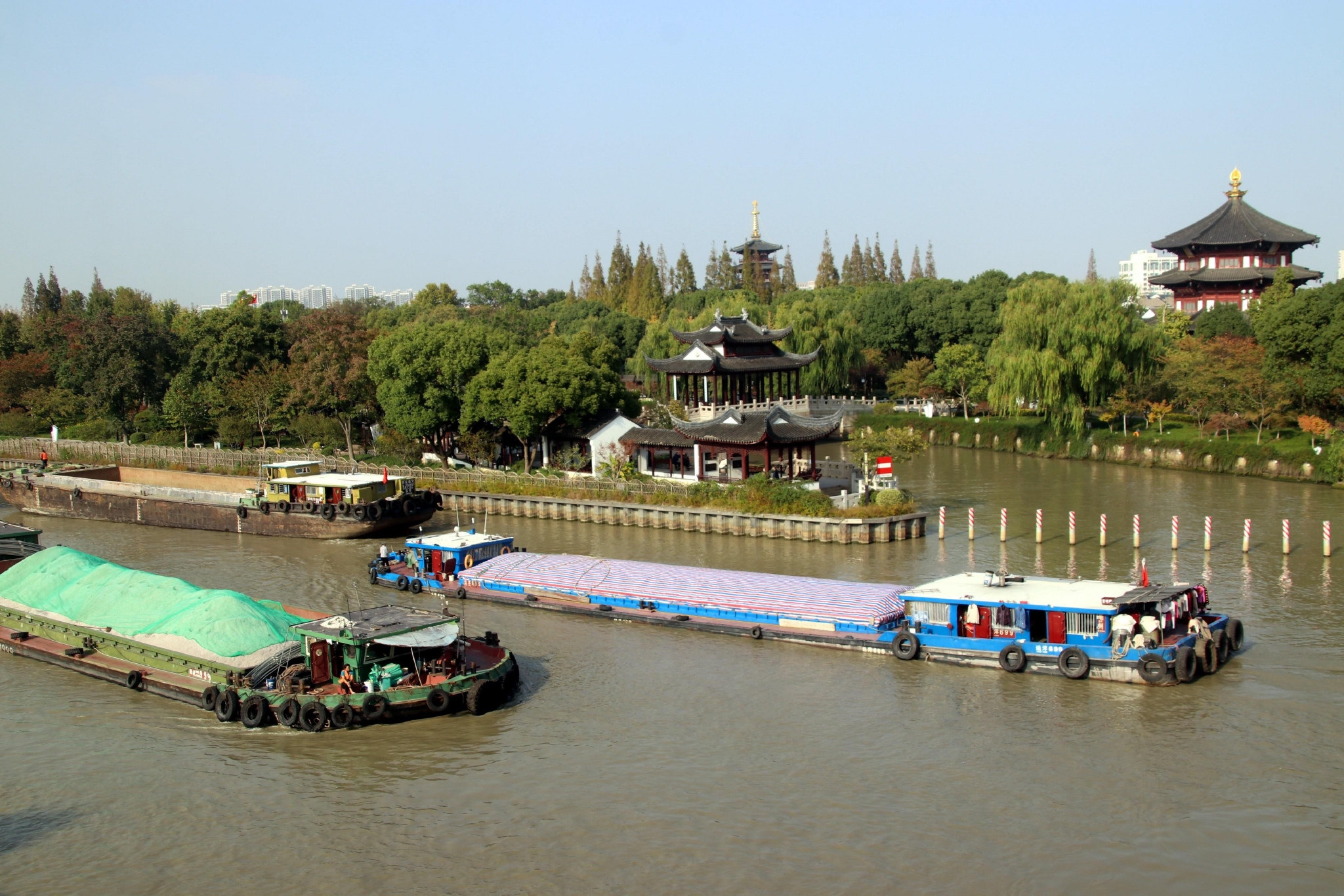 2022年11月2日,货物运输船只行驶在京杭大运河江苏苏州段.