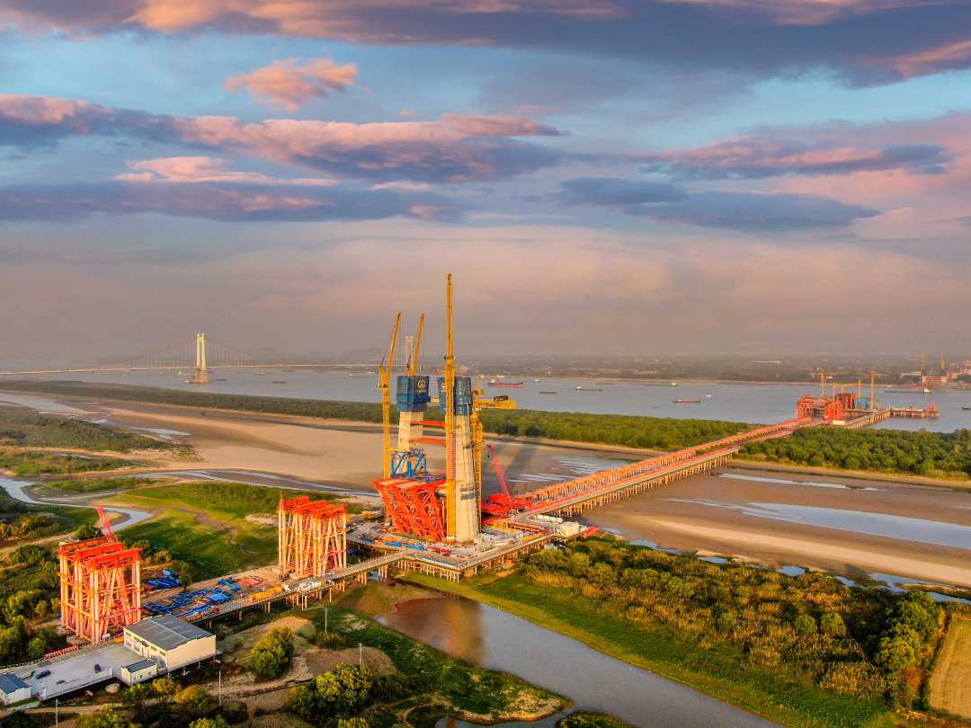 世界最大跨度三塔斜拉桥马鞍山公铁两用长江大桥3号墩主塔突破百米