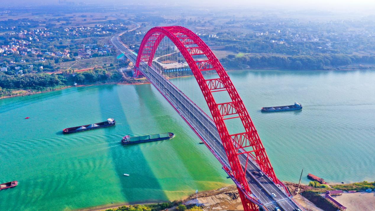 图为世界跨径最大拱桥——荔浦至玉林高速公路平南三桥