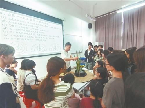 　　黄仔在科贸职院课堂上教授花艺。(来源：学校供图)