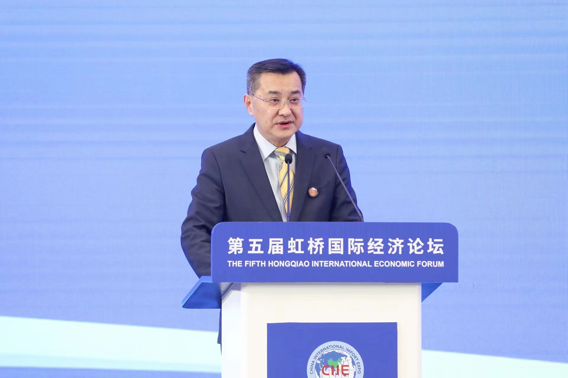 商务部李飞:提升贸易投资合作质量和水平 深度参与全球经济治理和产业