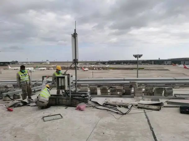 图：浦东铁塔全面完成机场卫星厅天面防水保障施工，为进博期间提供完好的交通枢纽运载环境。