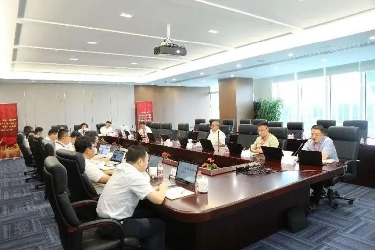 图：上海铁塔党委委员、副总经理赵行明布置进博会通信保障工作