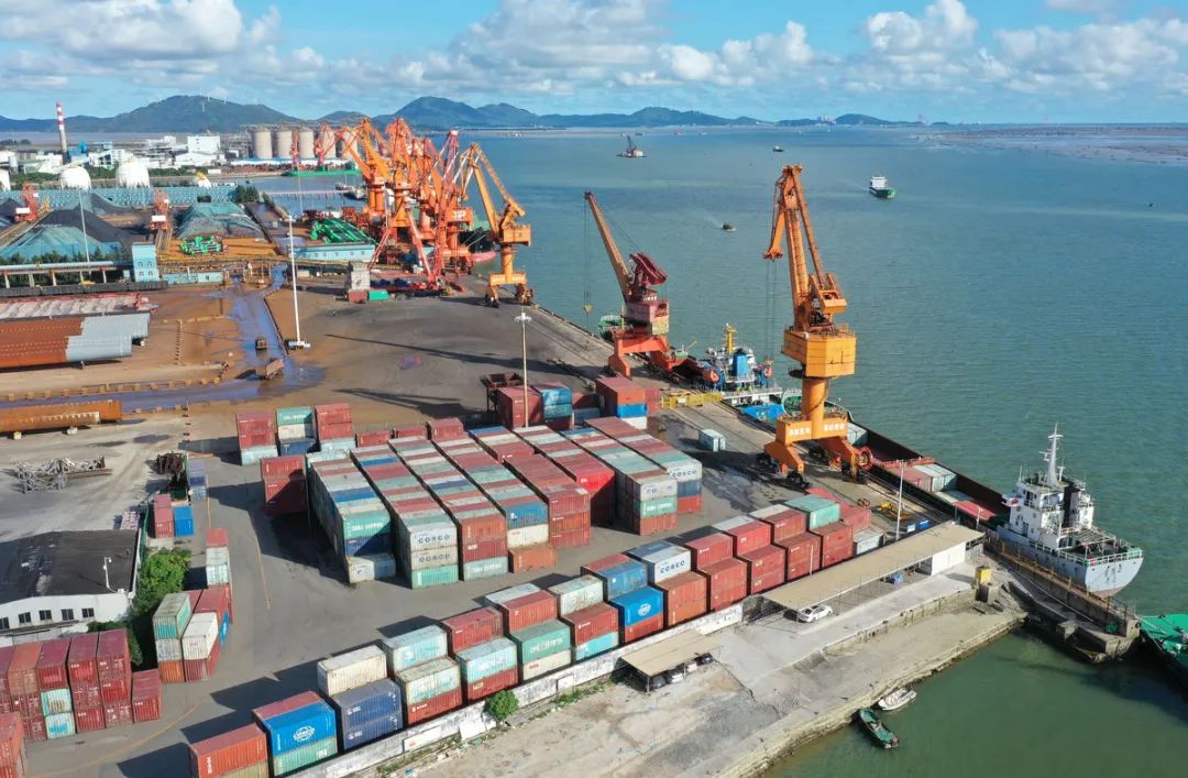 阳江港码头装卸货物 谭文强摄