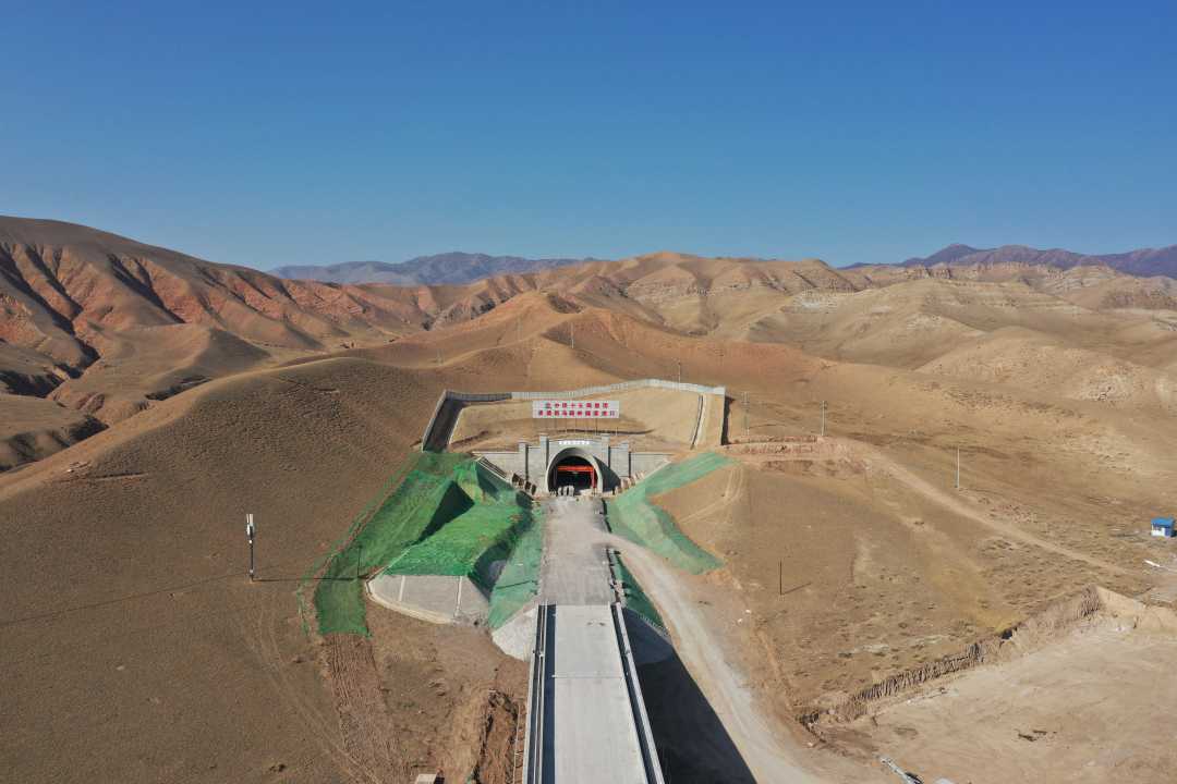 新疆最长的隧道图片