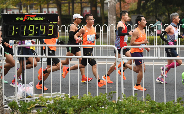 11月6日，参赛选手在海淀区知春路奔跑。新华社记者 任超 摄