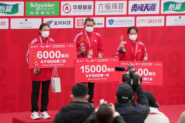 11月6日，获得女子组第一名的夏雨雨（中）、第二名李应美（左）和第三名王敏在颁奖仪式上合影。新华社记者 鞠焕宗 摄
