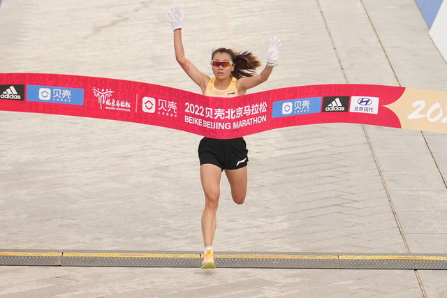 11月6日，夏雨雨在比赛中冲线。她以2小时28分57秒的成绩获得女子组第一名。新华社记者 鞠焕宗 摄