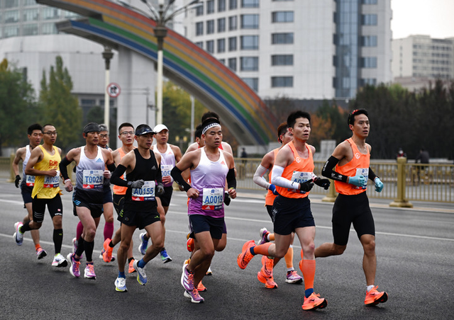 11月6日，参赛选手在比赛中。新华社记者 宋彦桦 摄
