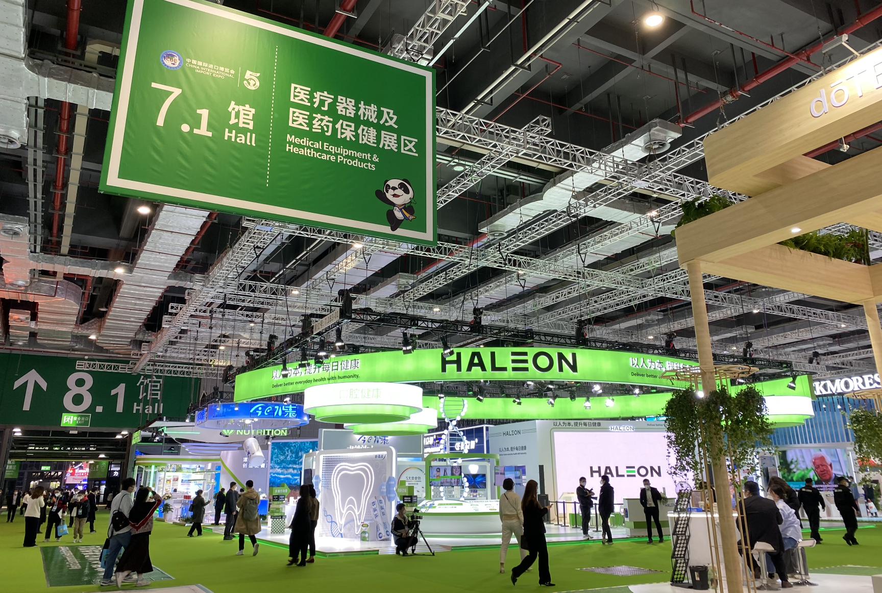 医疗器械及医药保健展区(图源:时代周报记者 王晨婷 摄)