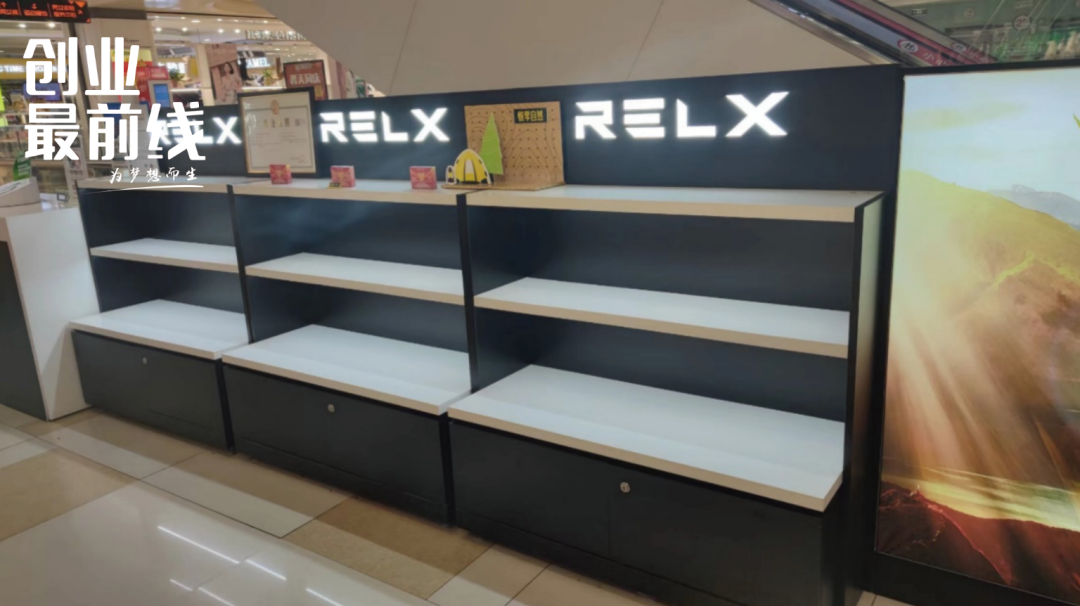 图 / 电子烟专卖店货架上只有单一烟草味产品 摄 / 